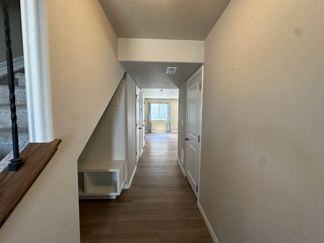 Building Photo - Modern Living in Skyview Village