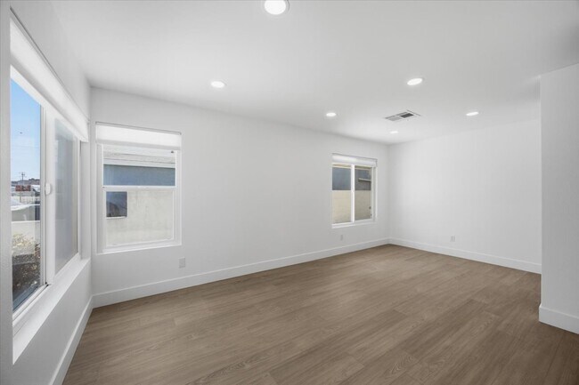 Building Photo - 1040 Gardena