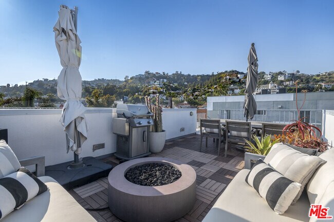 Building Photo - 1345 Havenhurst Dr