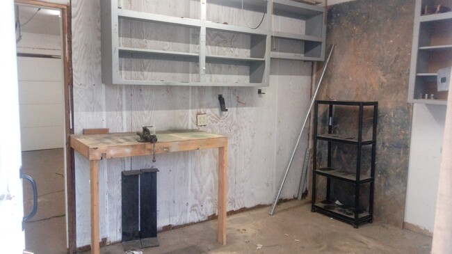 Building Photo - 3BR rancher with appliances and garage. Pr...