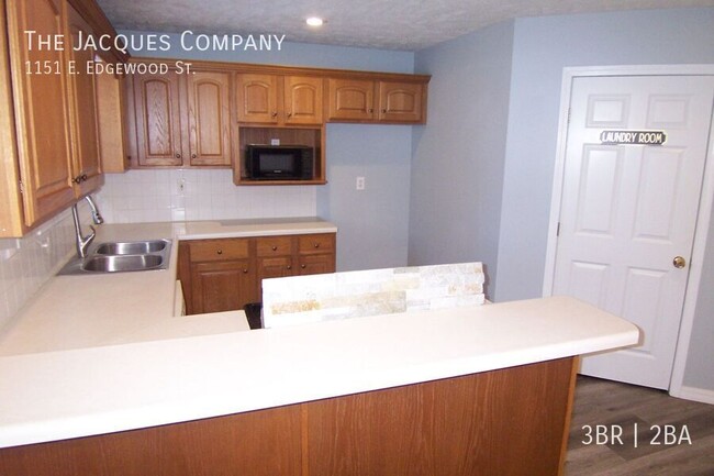 Building Photo - Very Clean 3 Bedroom 2 Bath 2 Car Garage i...