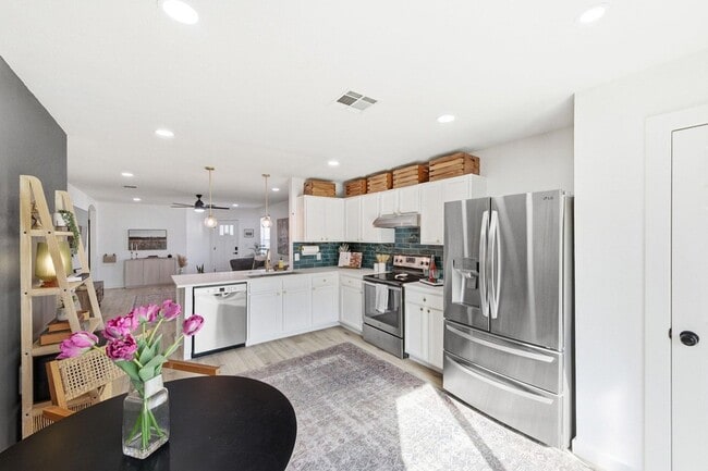 Building Photo - 5905 Los Dios Pl