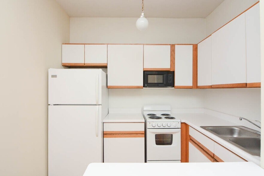 Building Photo - 633 W Barry Ave