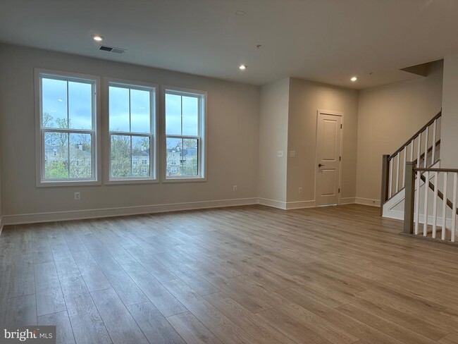 Building Photo - 43324 Farringdon Sq