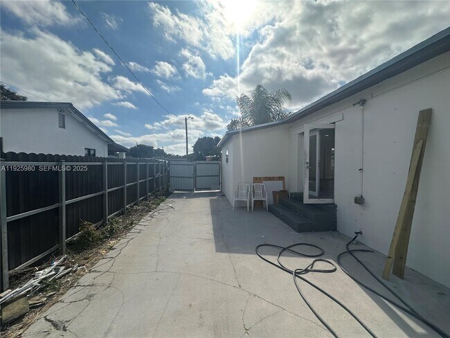 Building Photo - 659 E 19th St