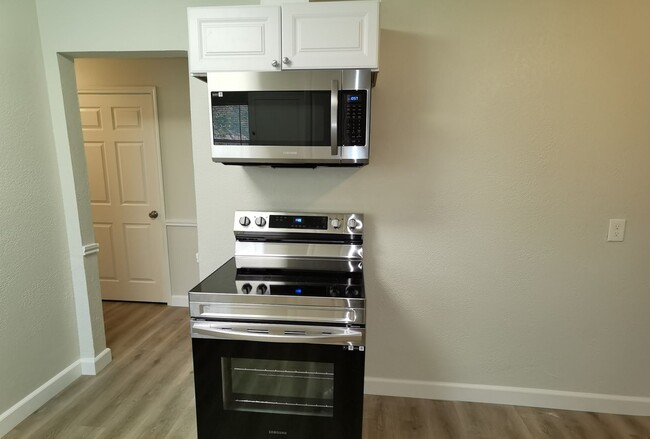 Building Photo - 4 Bedroom 2 bath in Valley High