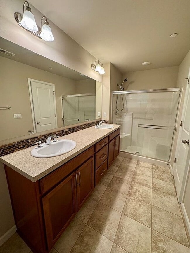 Building Photo - Air Conditioned Beautiful Home in Lynnwood