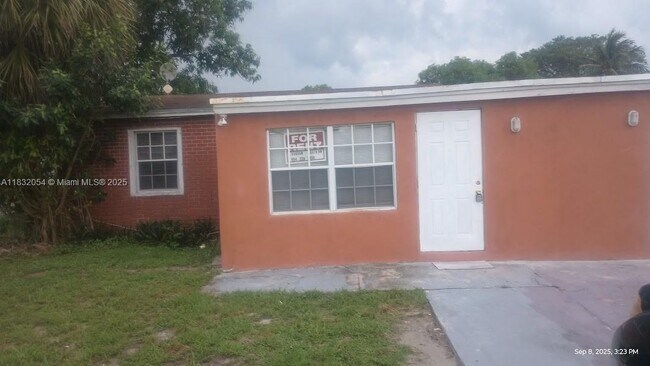 Building Photo - 2300 NW 15th Ct