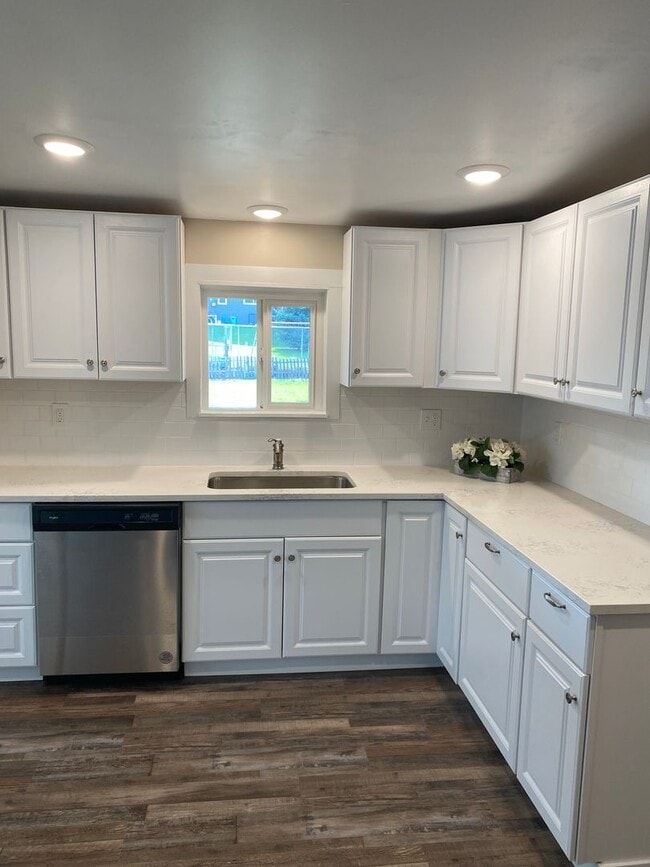 Building Photo - Gem Located In Central Selah; Spacious 2-Bedroom Retreat with Private Yard & Lots Of Storage!