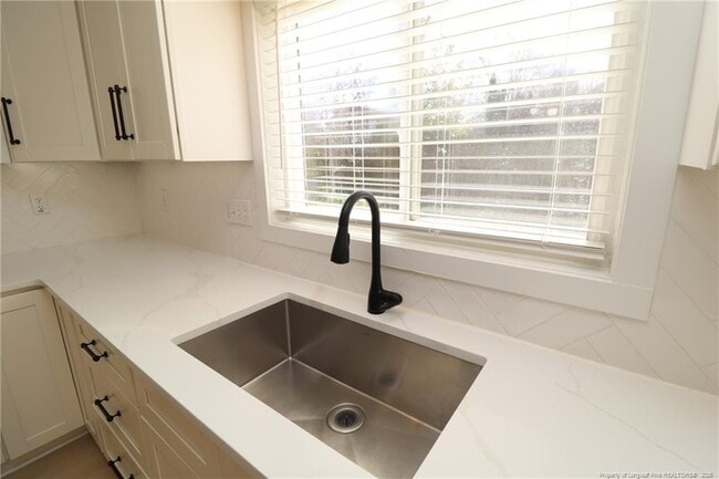 Building Photo - 240 Trayesan Dr