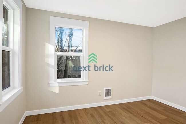 Building Photo - BEAUTIFUL FULLY RENOVATED 2 BED 1 BATH FOR RENT – PRIME WEST SEATTLE LOCATION