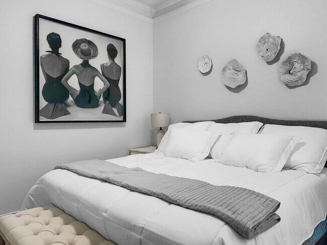 Building Photo - 50% off first months rent.  Perfect for large families or multiple friends!  5 bedroom house loca...