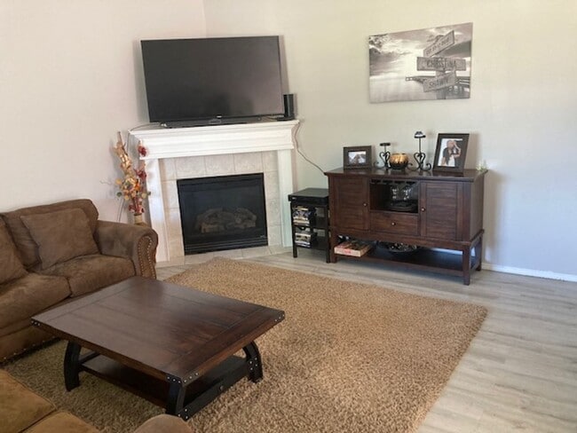 Building Photo - Lovely tri-level 4 bedroom 2 bath home in the Woodbridge Community of Post Falls!