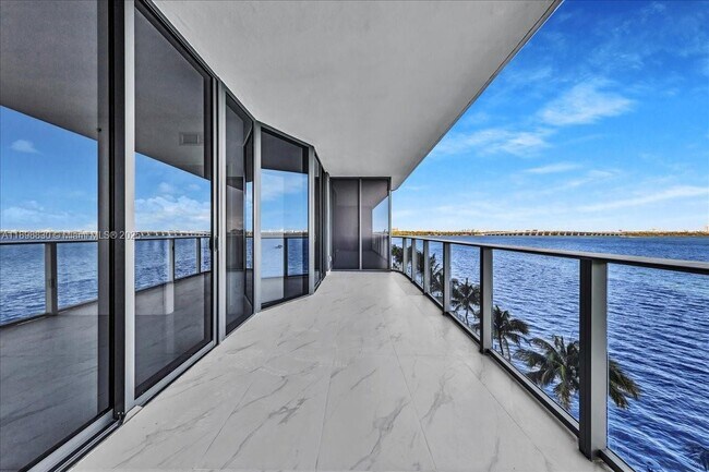 Building Photo - 700 NE 24th St