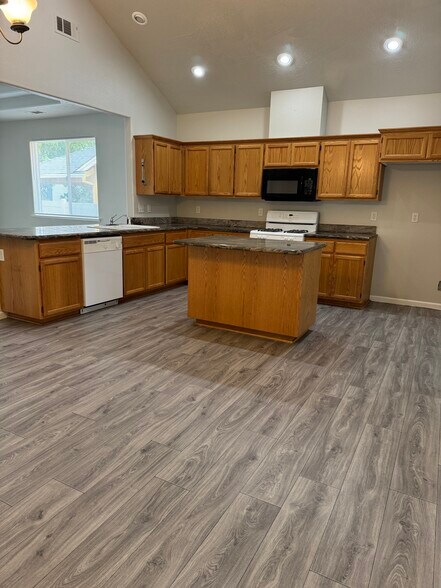 Building Photo - 992 Heather Way