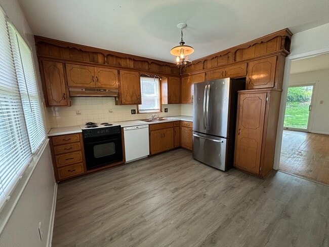 Building Photo - Charming 2 Beds, 1 Bath Half Duplex