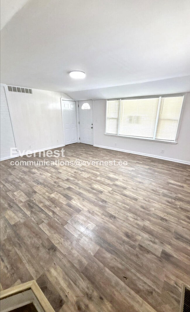 Building Photo - Cozy Charm with Modern Comforts / 3 Bed & 1 Bath / Section 8 Accepted / Available Now!