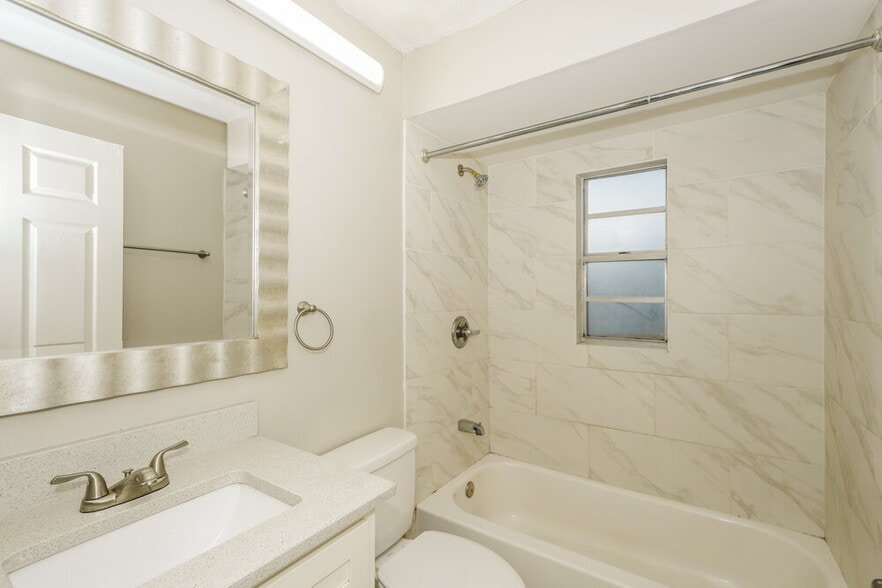 Building Photo - 1670 Palm Leaf Dr