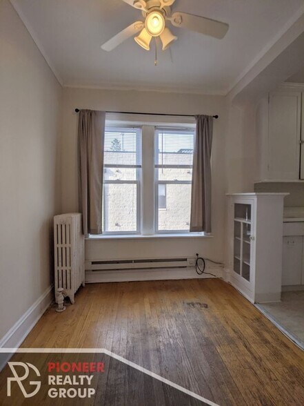 Building Photo - 3821 N Greenview Ave
