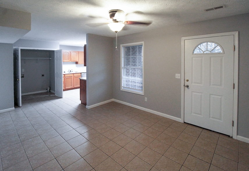 Building Photo - 561 Hampton Way