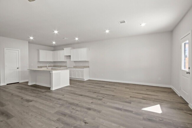 Building Photo - 496 Shoreview Dr