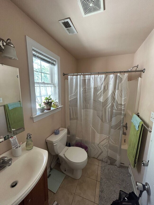 Building Photo - Large 3 Bedroom | 2.5 Bath in The Fan!