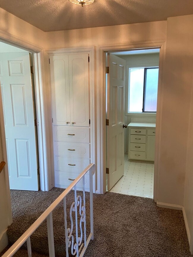 Building Photo - DECEMBER RENT FREE!