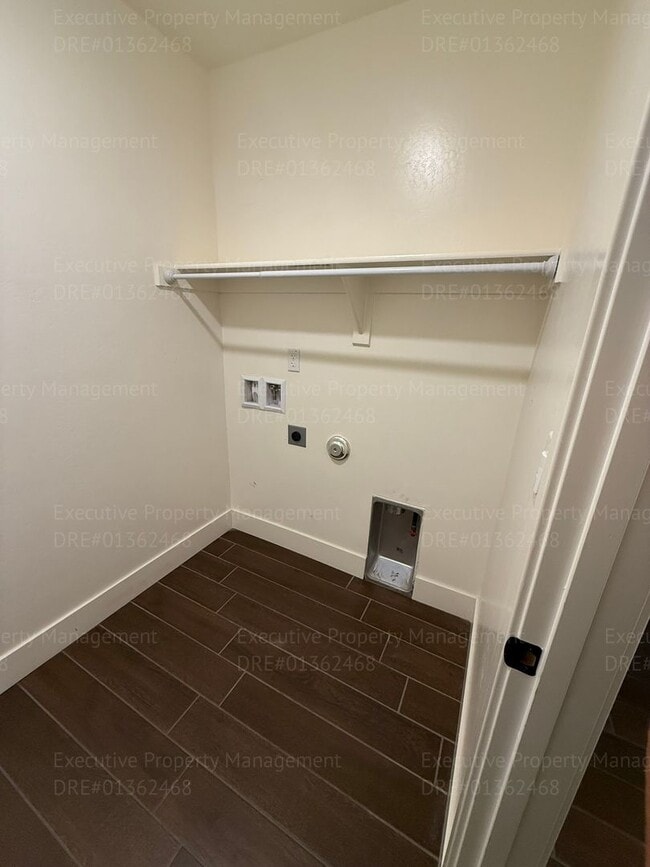 Building Photo - Spacious 4 bedroom/ 3 bathroom home