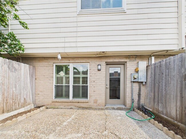 Building Photo - 10380 Briar Forest Dr