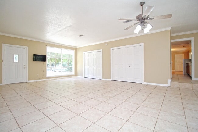 Building Photo - Northeast Pensacola Home- Entertainers Dre...