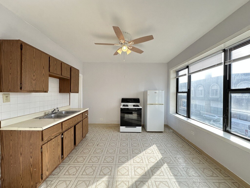 Building Photo - 4393 N Elston Ave