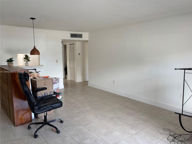 Building Photo - 10431 N Kendall Dr