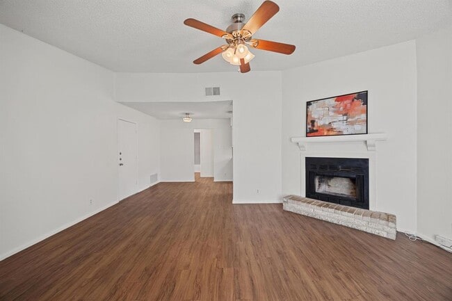Building Photo - 6204 Linda Ln