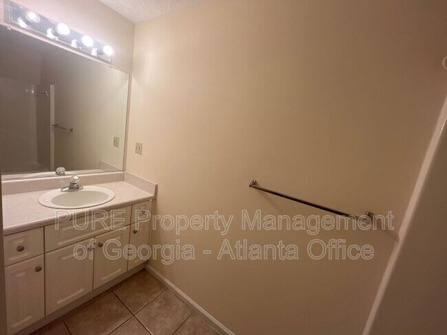Building Photo - 127 Redford Dr
