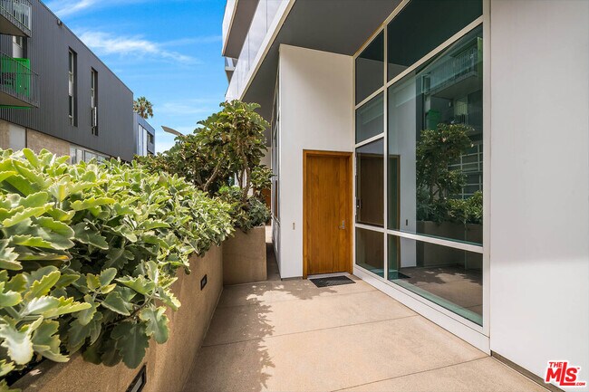 Building Photo - 1705 Ocean Ave