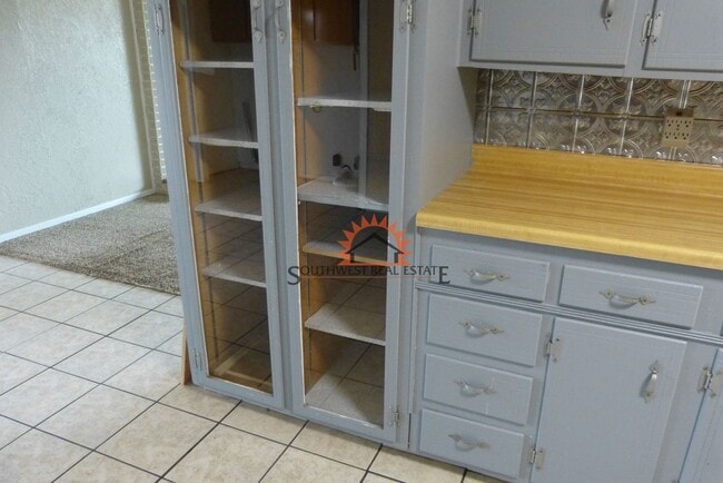 Building Photo - Lovely 3 bedroom 2 bath brick home.