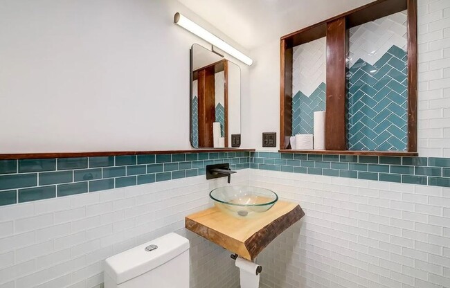 Building Photo - Newly Remodeled Home with Spacious Driveway!