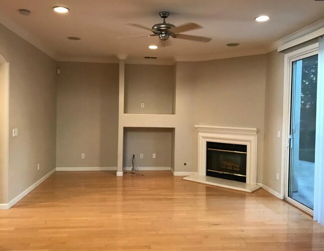 Building Photo - Close to ACE train, parks and school