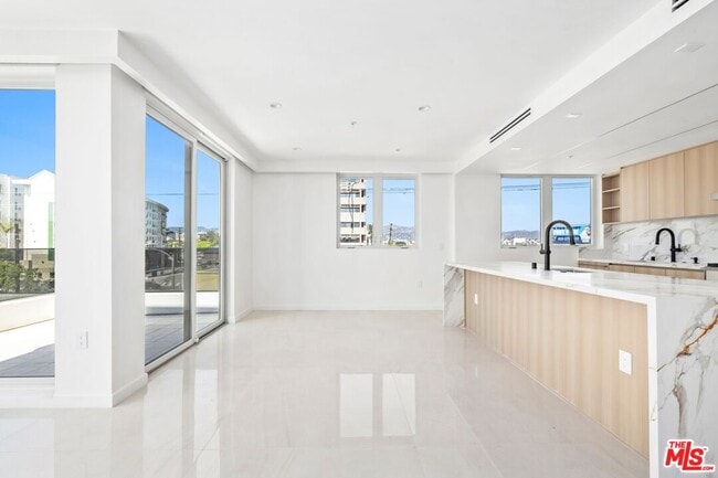 Building Photo - 1414 S Beverly Dr