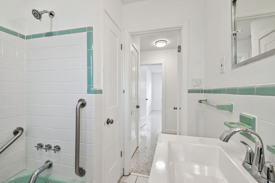 Tub in Hall Bath - 3623 S Lightner Dr