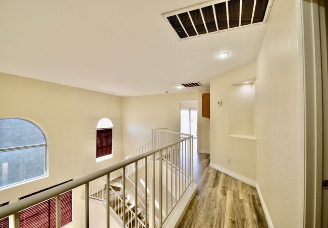 Building Photo - Charming 3-Bedroom, 2.5-Bath Two-Story Hom...