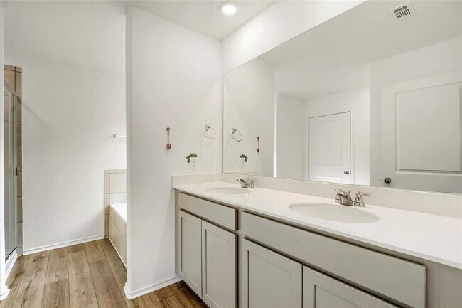 Building Photo - 525 Sebring Cir