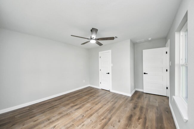 Building Photo - 1218 Des Jardines St