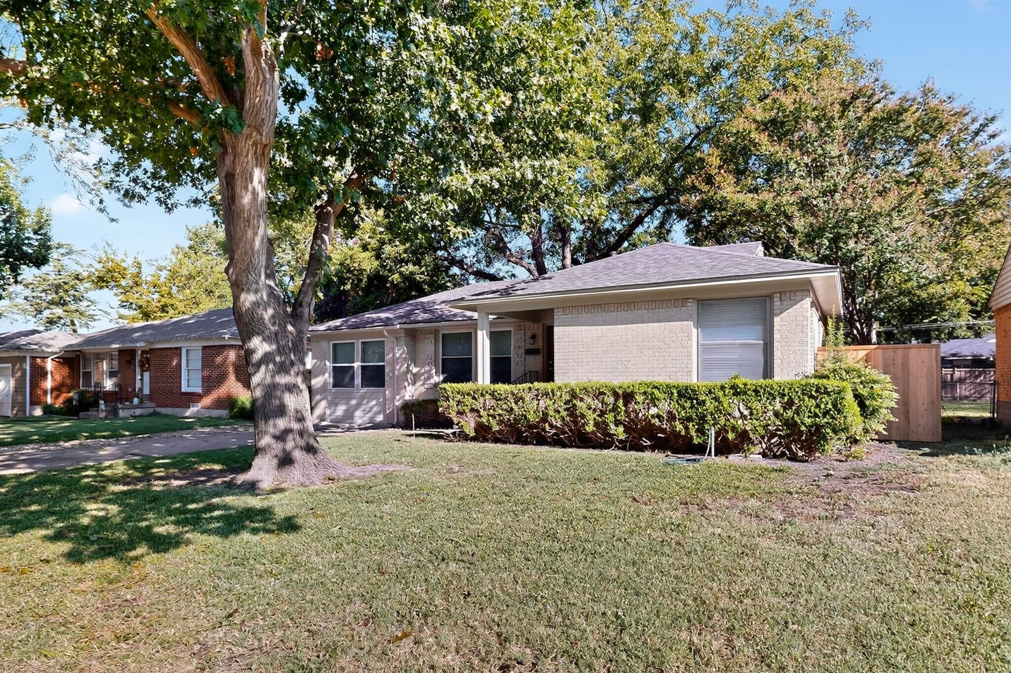 Building Photo - 2207 Housley Dr