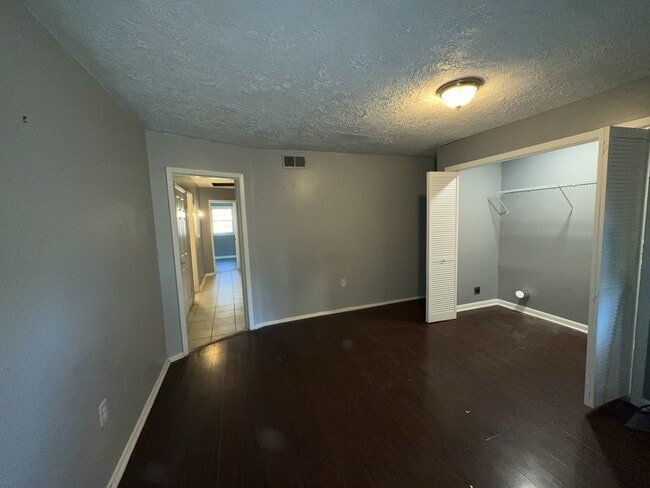 Building Photo - 2732 Woodside Dr