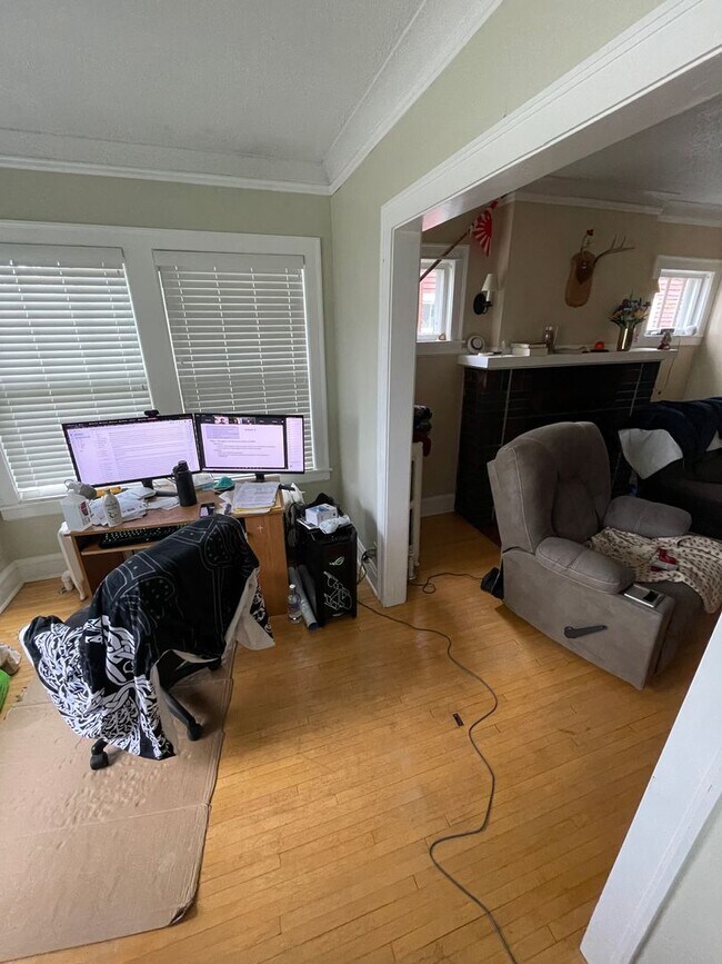 Building Photo - 2021-2023 E 6th St