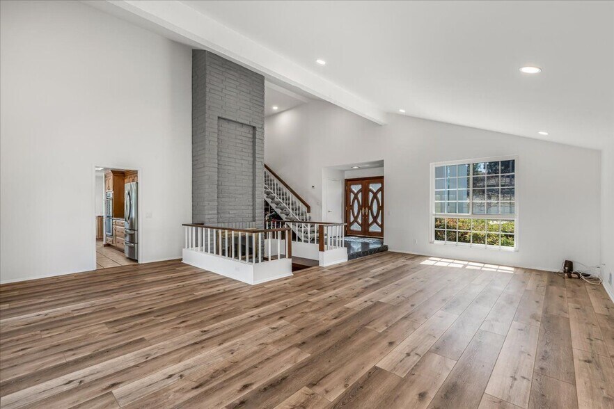 Building Photo - 327 Bethany St