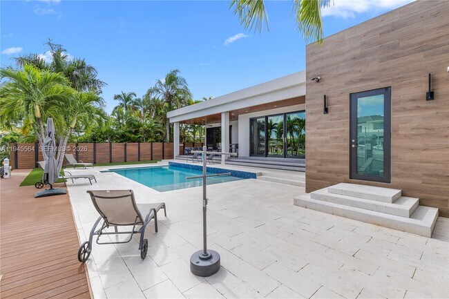 Building Photo - 12911 Oleander Rd