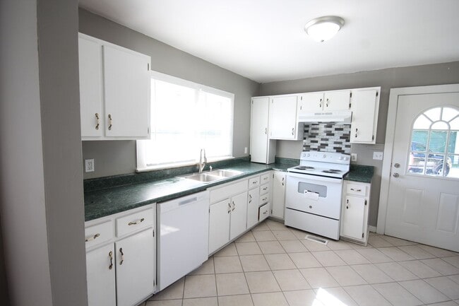 Building Photo - Rossville Home  2 bed 2 bath