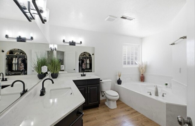 Building Photo - 930 S Indian Cir